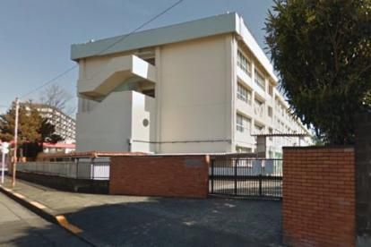中学校　日野市立大坂上中学校（中学校）まで179m