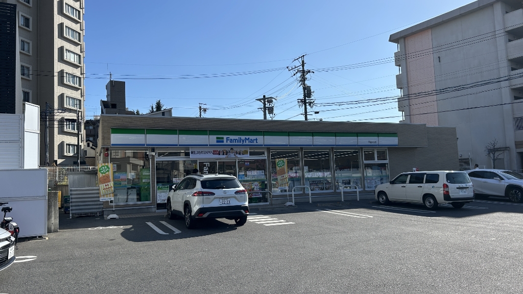 コンビニ　ファミリーマート 千種汁谷店（コンビニ）まで176m