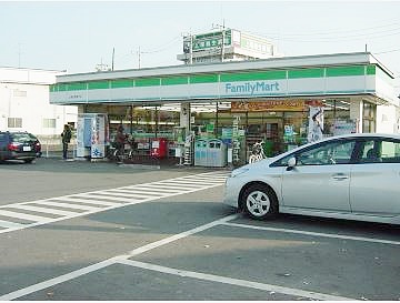 コンビニ　ファミリーマート上尾日産通り店（コンビニ）まで306m