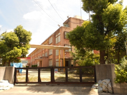 小学校　市立東小学校（小学校）まで566m