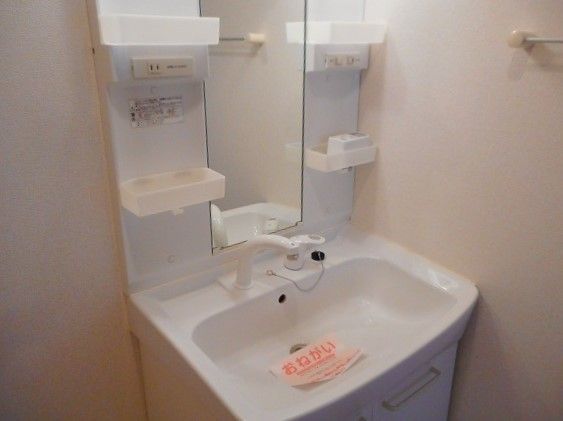 洗面設備　明るい洗面所です
