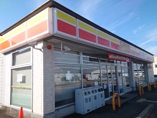コンビニ　デイリーヤマザキ様（コンビニ）まで300m