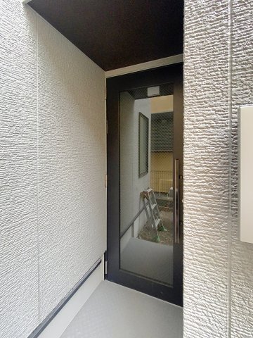 エントランス　落ち着いたエントランスです