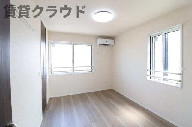 その他部屋・スペース　落ち着いた色調の寝室です
