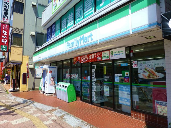 コンビニ　ファミリーマート（コンビニ）まで400m