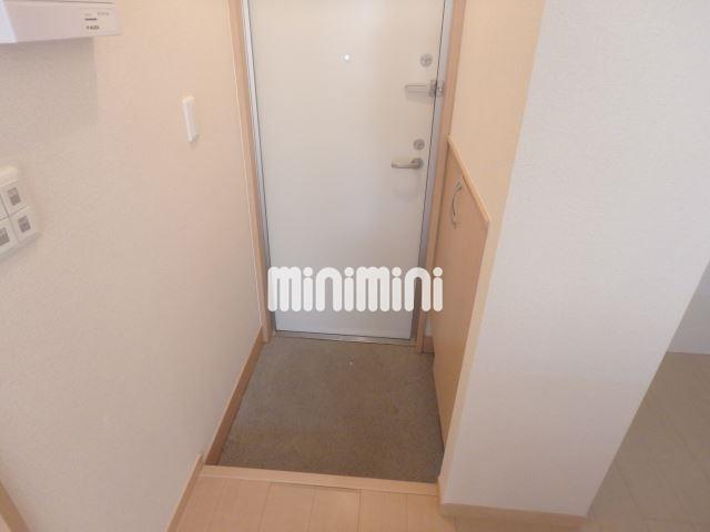 玄関　下駄箱付きで靴をすっきり収納できる玄関です。