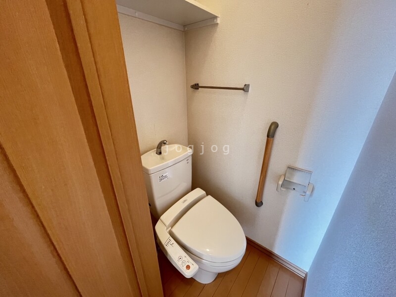 トイレ　嬉しい温水洗浄便座付きのトイレです。