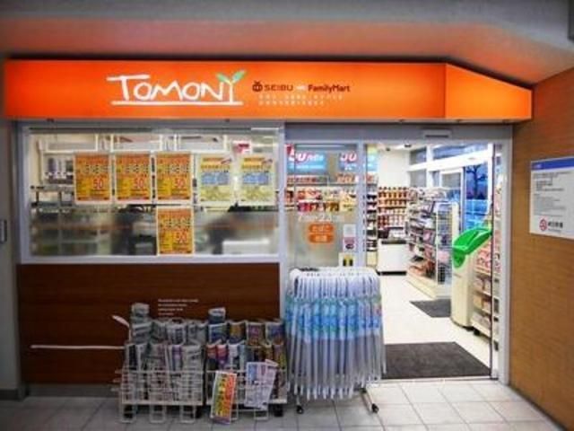 コンビニ　ファミリーマートトモニー西武新宿駅北口店（コンビニ）まで320m