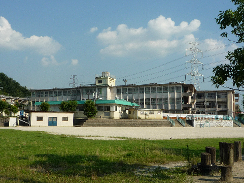 小学校　枚方市立樟葉南小学校（小学校）まで596m