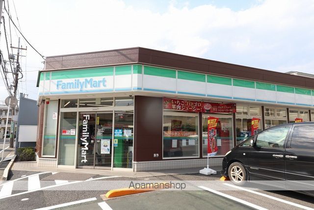 コンビニ　ファミリーマート（コンビニ）まで558m