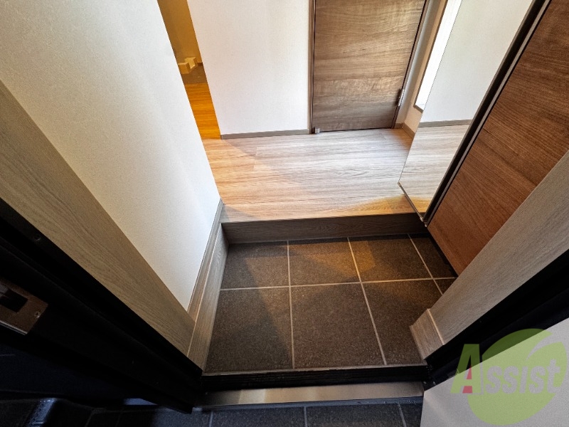 玄関　こちらは玄関になります。扉を開けるととても明るいですね。