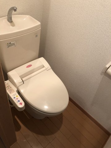 トイレ　落ち着いた色調のトイレです