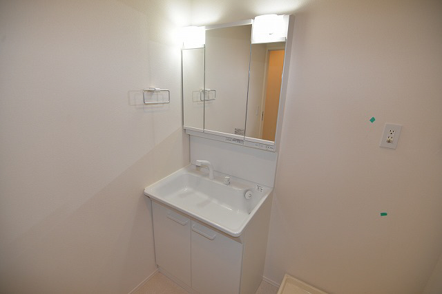 洗面設備　写真は同マンションの別のお部屋のものです