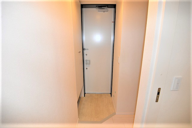 玄関　写真は同マンションの別のお部屋のものです