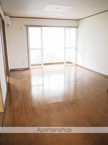 クレストール24Cの居間写真