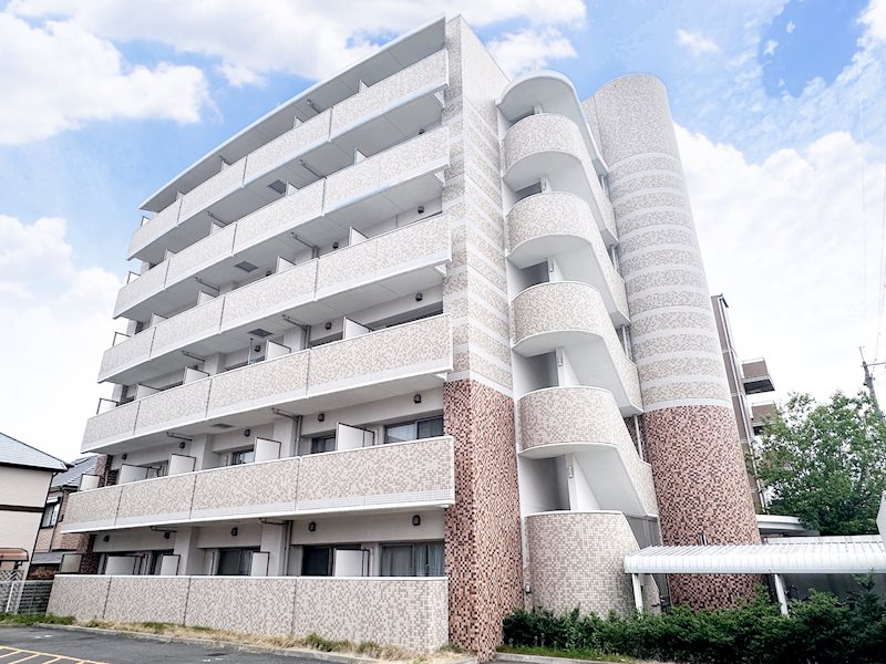 建物外観　ベージュ基調の落ち着いた外観