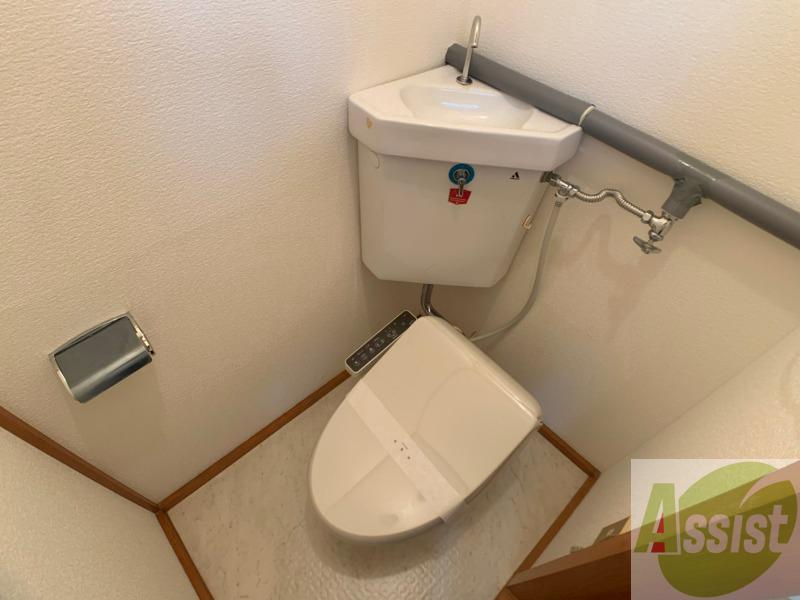 トイレ　ウォシュレット機能がついたトイレです。安心して使用できますね