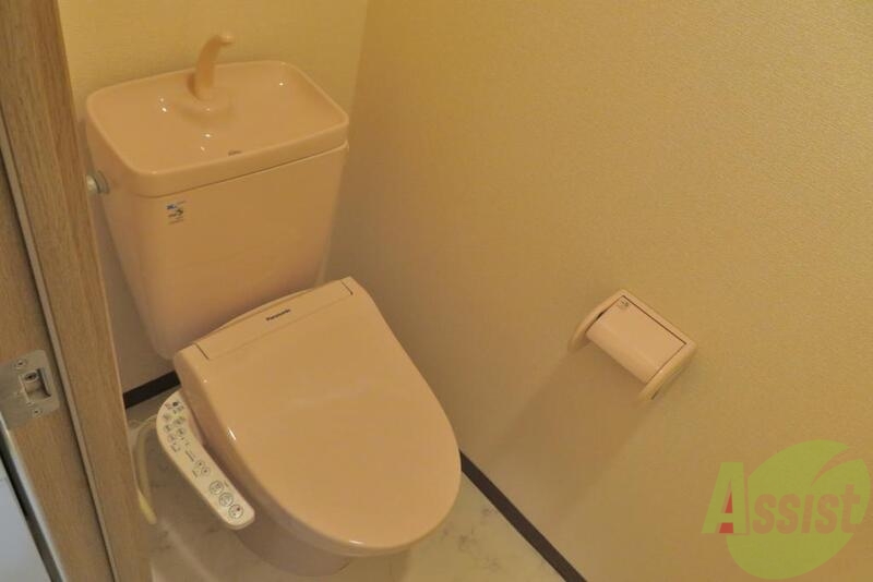 トイレ　トイレはほどよく落ち着く広さ。温水洗浄も嬉しい。