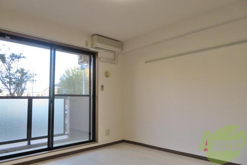 居室・リビング　お部屋が全体的に白で構成されて広く感じます。