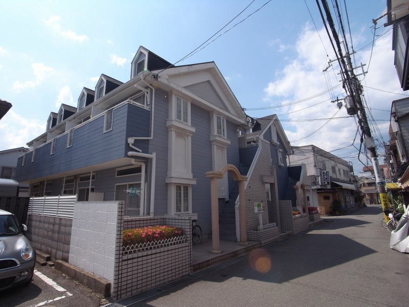建物外観　見た目も可愛いアパートは駅徒歩4分です。