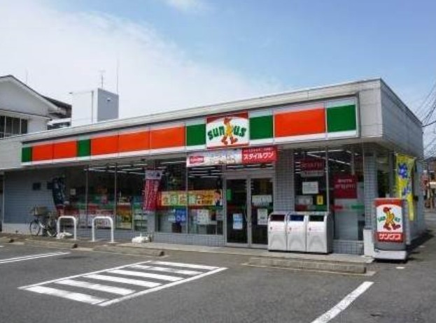 コンビニ　ファミリーマート 世田谷弦巻五丁目店（コンビニ）まで282m
