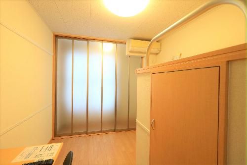 レオパレス鳥羽街道ファミリアの居間写真