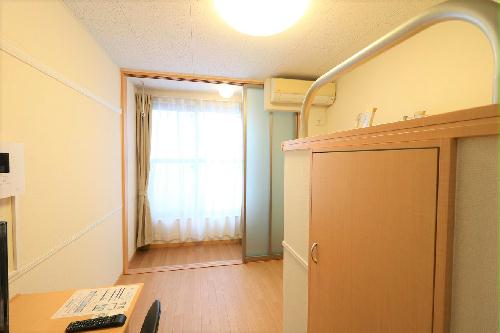 レオパレス鳥羽街道ファミリアの居間写真