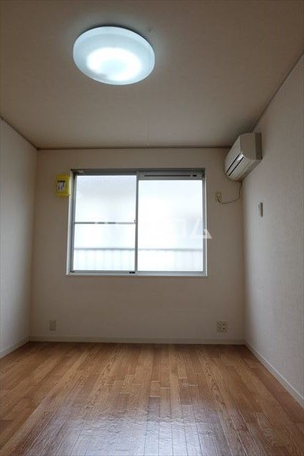 エステートピアエイトの居間写真