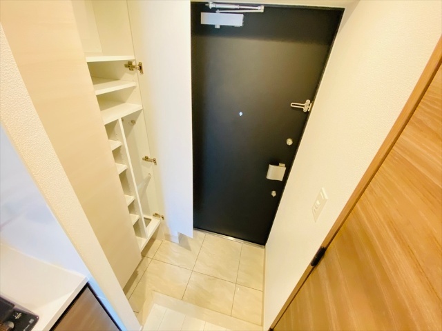 玄関　同一建物内３０５号室内装写真