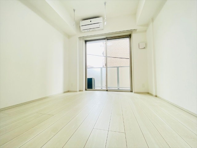 居室・リビング　同一建物内３０５号室内装写真