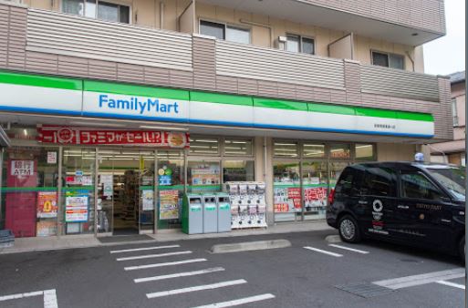 コンビニ　ファミリーマート 新宿税務署通り店（コンビニ）まで593m