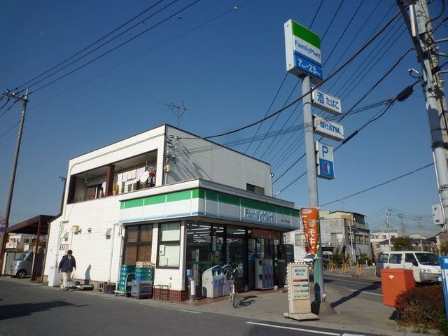コンビニ　ファミリーマート（コンビニ）まで300m