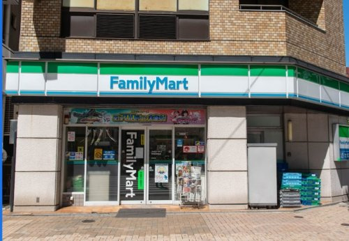 コンビニ　ファミリーマート茅場町駅東店（コンビニ）まで132m