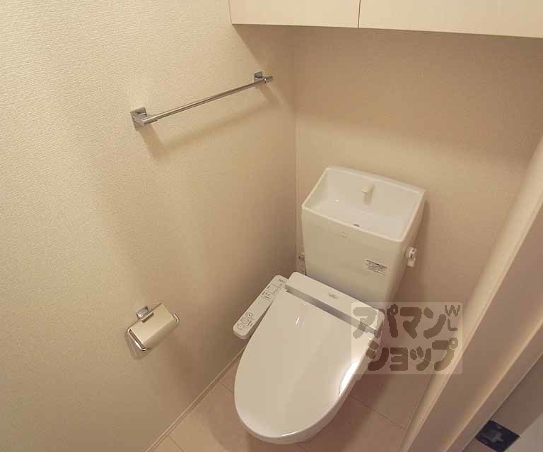 トイレ　ウォシュレット付き。