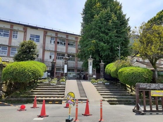 小学校　重富小学校（小学校）まで700m
