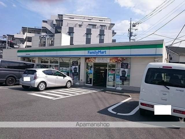 コンビニ　ファミリーマート（コンビニ）まで400m