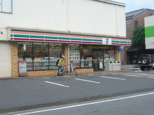 コンビニ　セブンイレブン広島戸坂中町店（コンビニ）まで425m