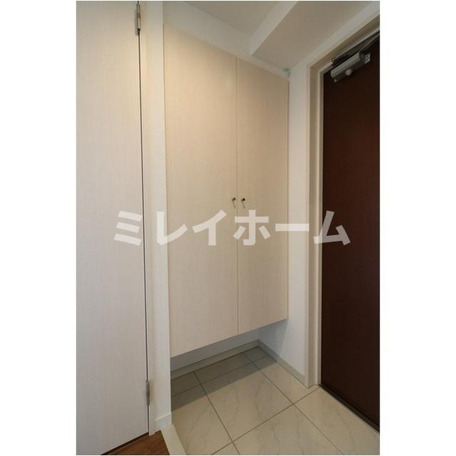 玄関　同建物内別のお部屋の参考写真になります。