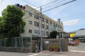 中学校　柏原市立柏原中学校（中学校）まで1123m