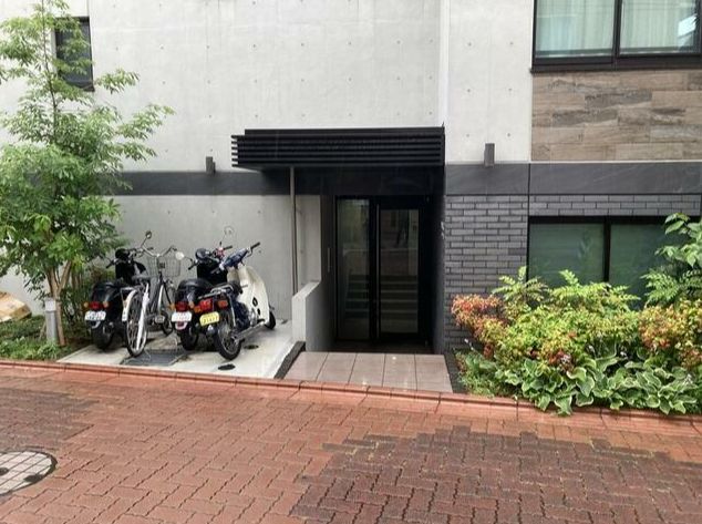 エントランス　建物の入口部分です。