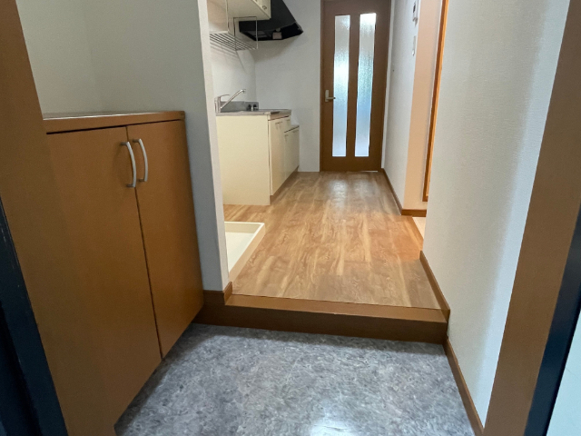 玄関　同じ建物の別のお部屋の写真です。