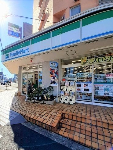 コンビニ　ファミリーマート新宿弁天町店（コンビニ）まで92m
