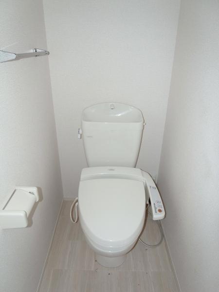 トイレ　温水洗浄便座付きです