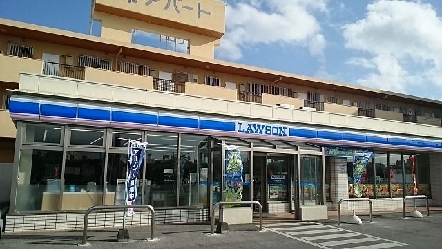 コンビニ　ローソン沖縄水産高校前店（コンビニ）まで300m