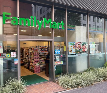 コンビニ　ファミリーマート青山外苑東通り店（コンビニ）まで261m