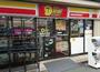 コンビニ　ニューデイリーヤマザキストア　根津北嶋店（コンビニ）まで111m
