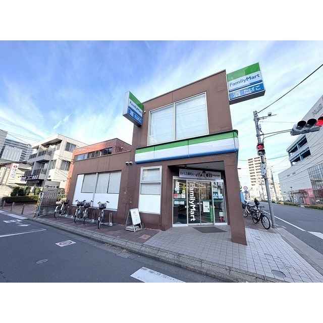 コンビニ　ファミリーマート　武蔵浦和駅東店（コンビニ）まで500m