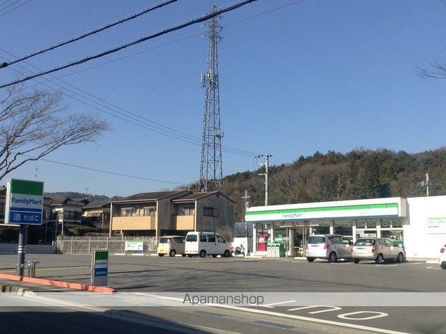 コンビニ　ファミリーマート（コンビニ）まで800m