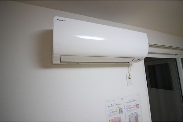 その他設備　夏もカラッと快適♪エアコン付きです！