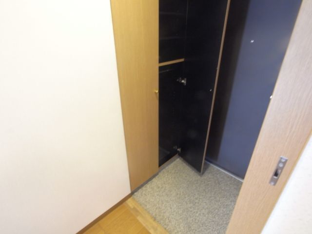 玄関　靴箱には傘立ても付いてます。